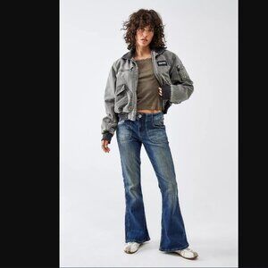 BDG Tiana Mid-Blue Low-Rise Flare Jeans Size 28